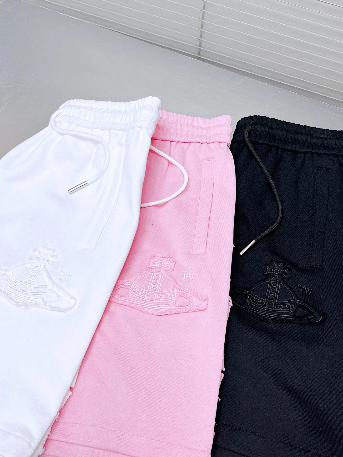 The Queen Mother's three-standard complete 2026 summer New Arrival men's casual shorts, advanced custom-made fabric Breathable fabric, Breathable elasticity and comfort, impeccable details, top-grade accessories, original logo design concept, delicate and soft feel! The upper body fit is awesome! Size: M-XXXL Please state your height and weight when ordering